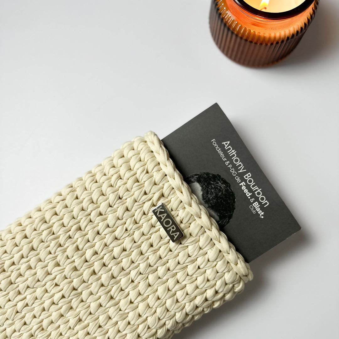 Pochette crochetée LISANDRA – protège-livre fait main, texture douce, parfaite pour emmener vos lectures partout. Artisanat français premium.