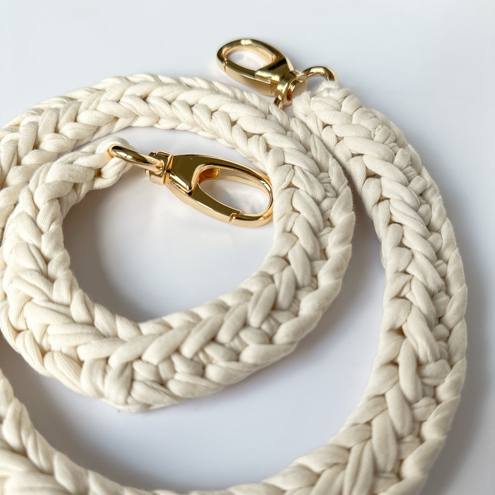 Atelier KAORA – confection artisanale de sacs au crochet, modèle ELISE noir et or  savoir-faire français, production éthique et durable, marque de luxe fait main.