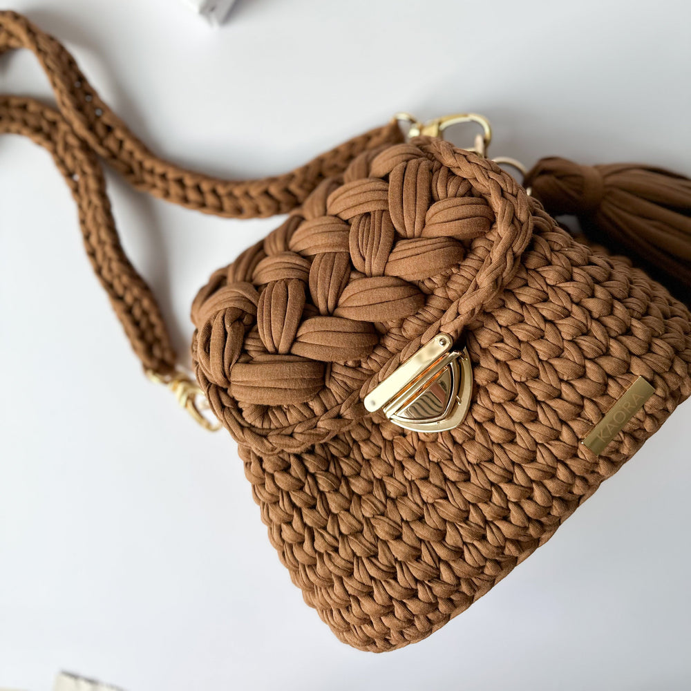 Atelier KAORA – confection artisanale de sacs au crochet, modèle ELISE noir et or  savoir-faire français, production éthique et durable, marque de luxe fait main.