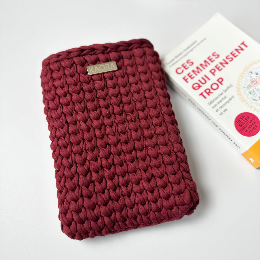 Pochette de livre LISANDRA en crochet, confectionnée à la main par KAORA. Accessoire artisanal élégant, protection raffinée pour roman, carnet ou agenda. Made in France.