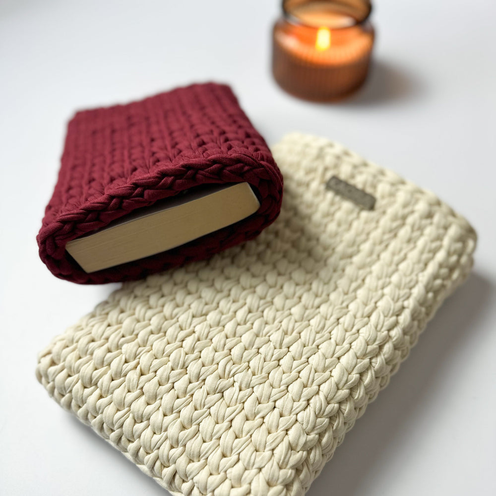 Pochette LISANDRA KAORA – housse de livre crochet luxe, chic et pratique. Design raffiné, fabrication artisanale, idéale pour sac à main et voyage.