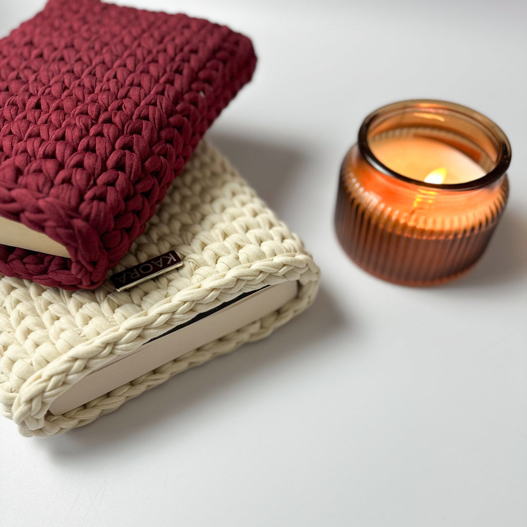 Pochette de livre LISANDRA en crochet, confectionnée à la main par KAORA. Accessoire artisanal élégant, protection raffinée pour roman, carnet ou agenda. Made in France.