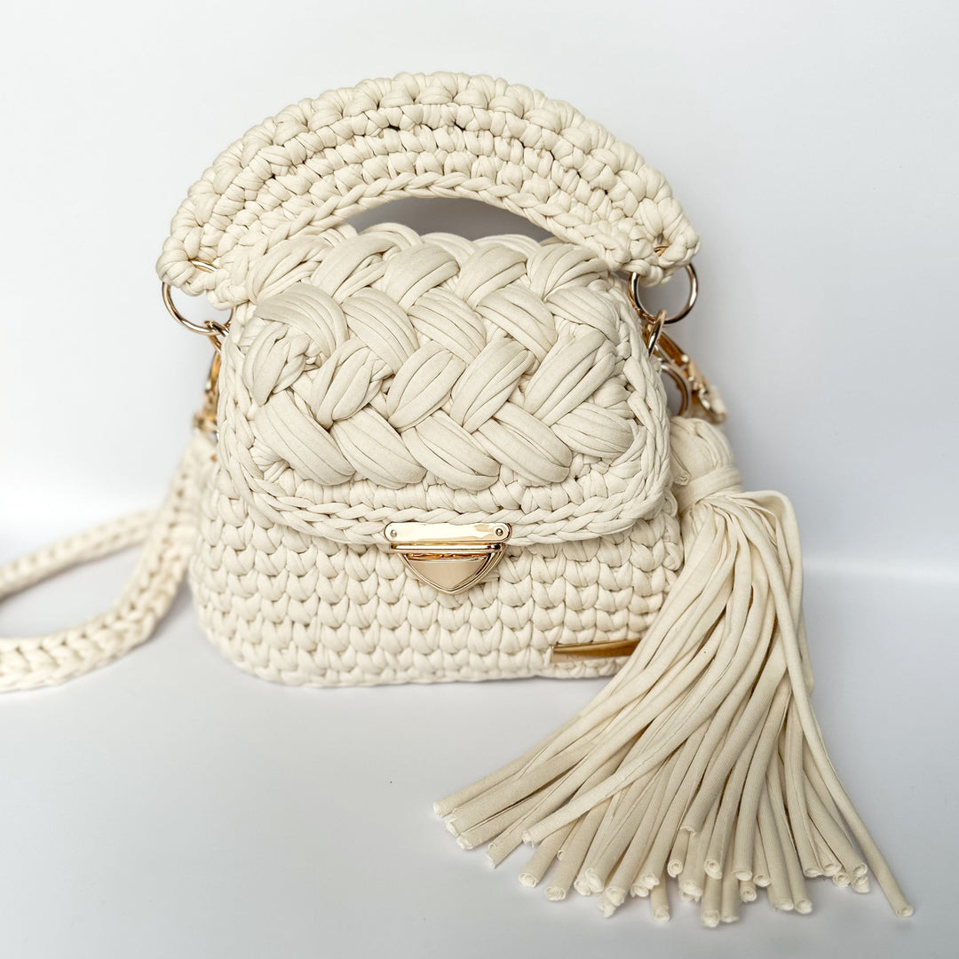 Atelier KAORA – confection artisanale de sacs au crochet, modèle ELISE noir et or  savoir-faire français, production éthique et durable, marque de luxe fait main.