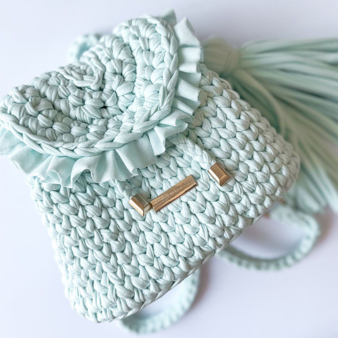 Atelier KAORA – confection artisanale de sacs au crochet, modèle VICTOIRE finition bleu et or   savoir-faire français, production éthique et durable, marque de luxe fait main.