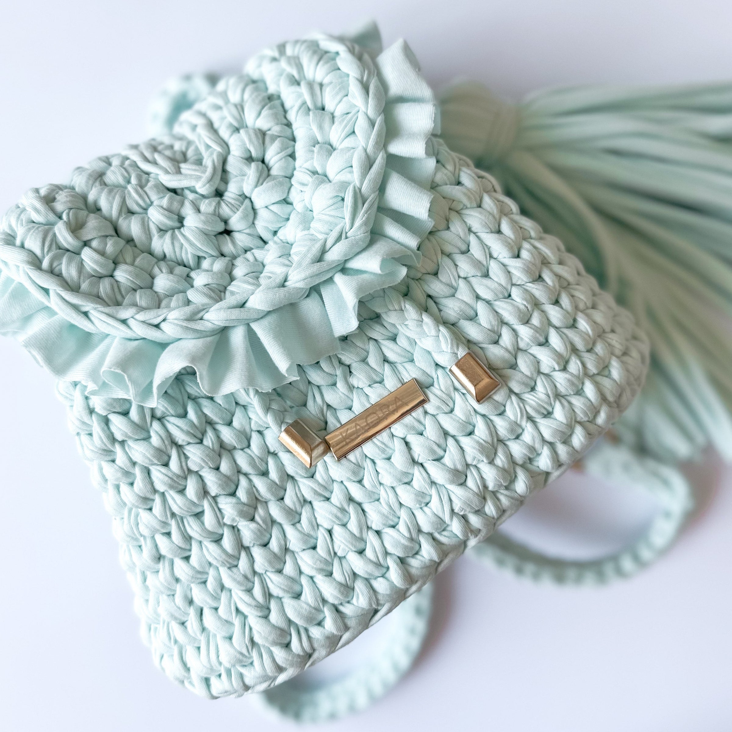 Atelier KAORA – confection artisanale de sacs au crochet, modèle VICTOIRE finition bleu et or   savoir-faire français, production éthique et durable, marque de luxe fait main.