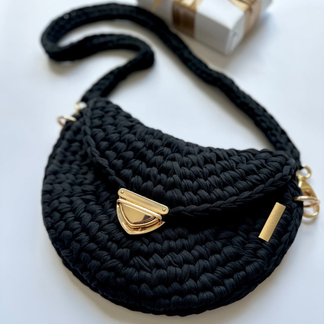 Sac CELESTE au crochet noir avec finitions or , fait main en France par Maison KAORA – sac artisanal haut de gamme, coton responsable, élégance intemporelle.