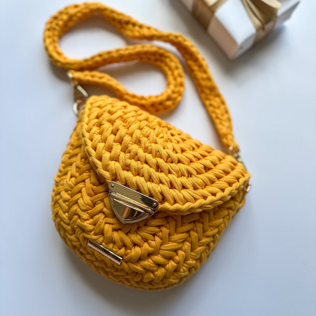 Sac au crochet fait main en coton melon– modèle AMBRE, création artisanale française signée KAORA, personnalisable, finitions dorées, sac de luxe durable et élégant.