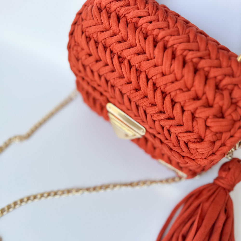 Atelier KAORA – confection artisanale de sacs au crochet, modèle ELONA fouille  et or  savoir-faire français, production éthique et durable, marque de luxe fait main.