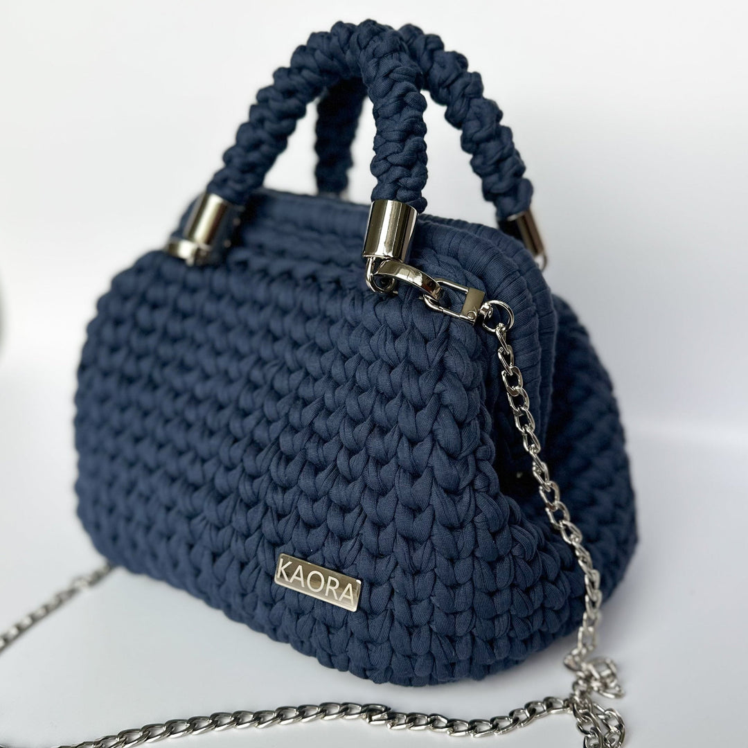 Sac NOÉMIE – sac de luxe crocheté à la main par KAORA. Pièce artisanale française, élégante et personnalisable. Finitions premium, style intemporel et raffiné. Un sac unique, créé sur commande, pour sublimer vos tenues avec élégance et modernité. Artisanat d’exception, made in France.