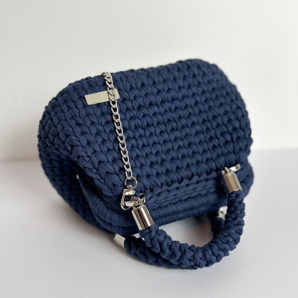 Sac NOÉMIE – sac de luxe crocheté à la main par KAORA. Pièce artisanale française, élégante et personnalisable. Finitions premium, style intemporel et raffiné. Un sac unique, créé sur commande, pour sublimer vos tenues avec élégance et modernité. Artisanat d’exception, made in France.