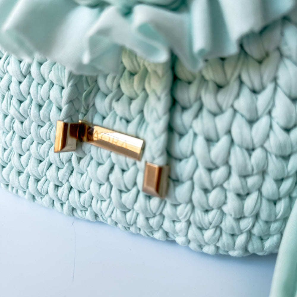 Atelier KAORA – confection artisanale de sacs au crochet, modèle VICTOIRE finition bleu et or   savoir-faire français, production éthique et durable, marque de luxe fait main.