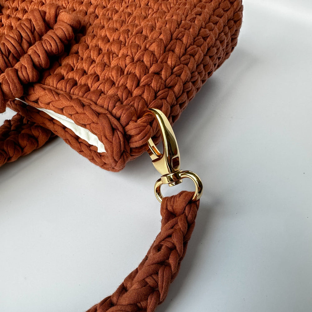 Sac au crochet IRIS – fait main en France par Maison KAORA. Un sac à main en coton responsable, élégant, durable et personnalisable. Luxe artisanal féminin.