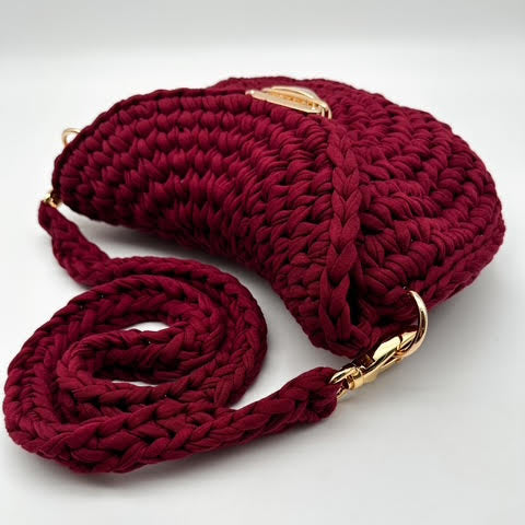Sac au crochet fait main en coton bordeaux  – modèle CELESTE, création artisanale française signée KAORA, personnalisable, finitions dorées, sac de luxe durable et élégant.