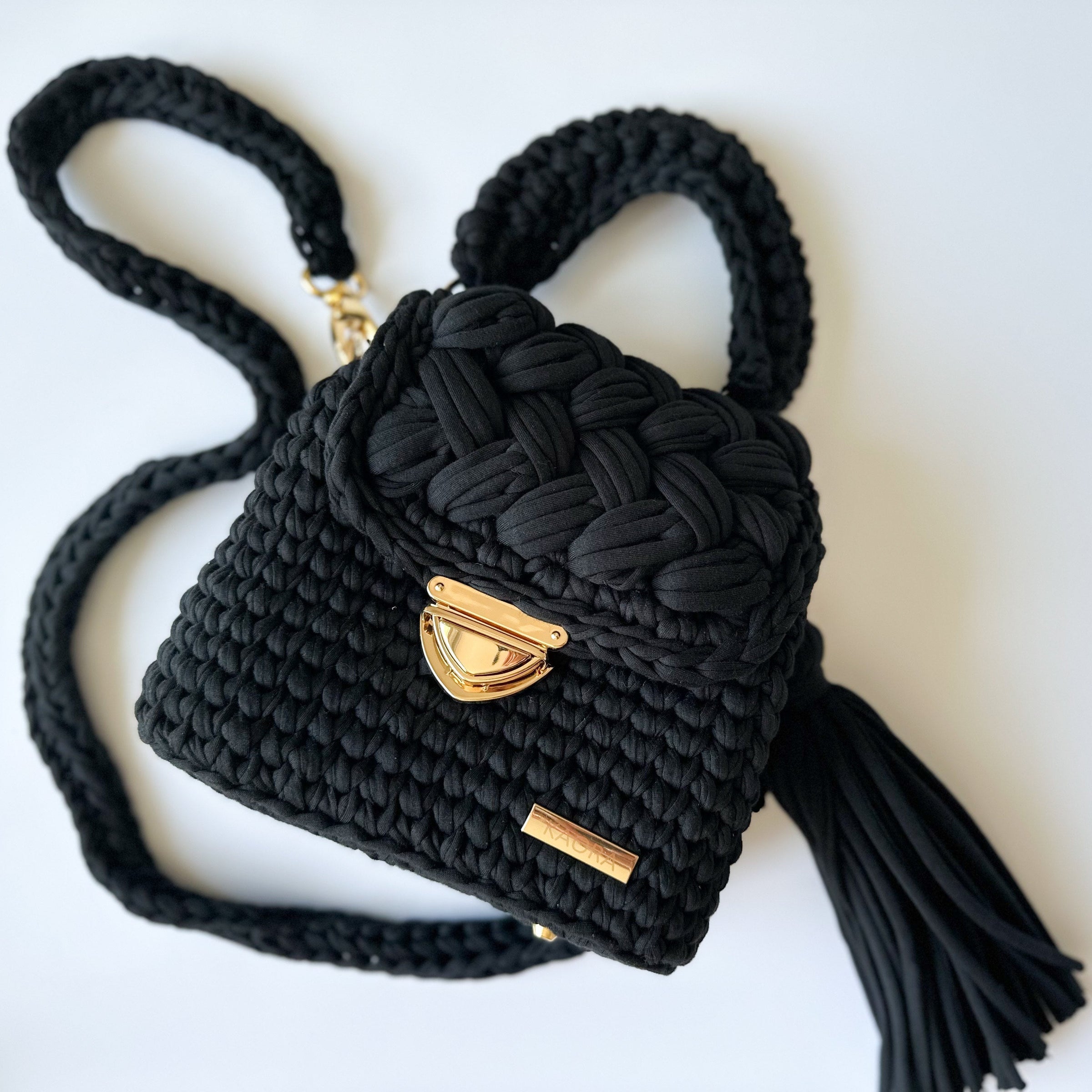 Atelier KAORA – confection artisanale de sacs au crochet, modèle ELISE noir et or  savoir-faire français, production éthique et durable, marque de luxe fait main.