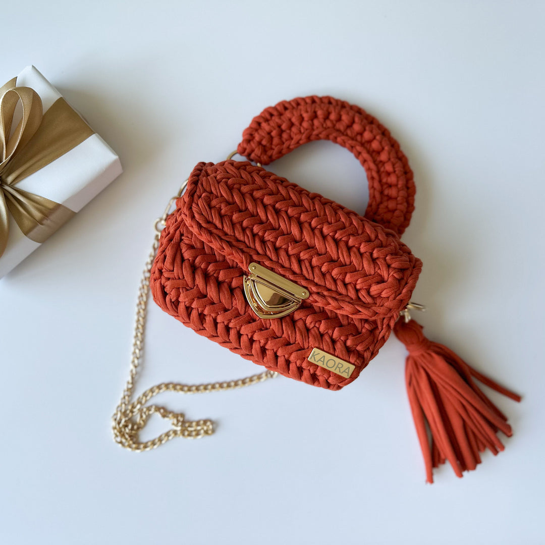 Atelier KAORA – confection artisanale de sacs au crochet, modèle ELONA fouille  et or  savoir-faire français, production éthique et durable, marque de luxe fait main.