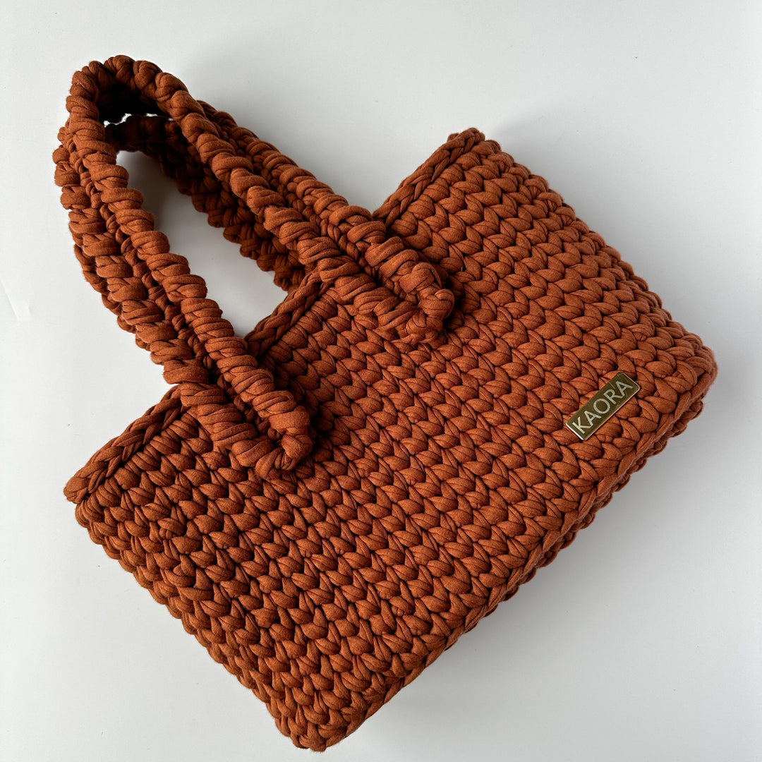 Sac au crochet IRIS – fait main en France par Maison KAORA. Un sac à main en coton responsable, élégant, durable et personnalisable. Luxe artisanal féminin.